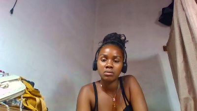 Esmeralda28 live cam on Cam4