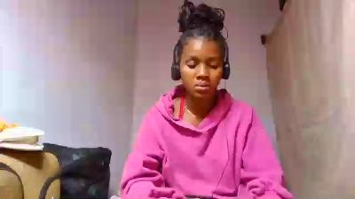 Esmeralda28 live cam on Cam4