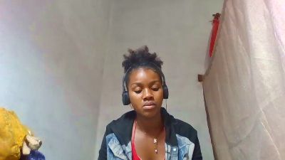 Esmeralda28 live cam on Cam4