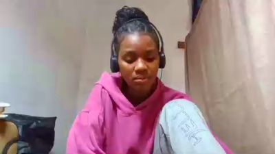 Esmeralda28 live cam on Cam4