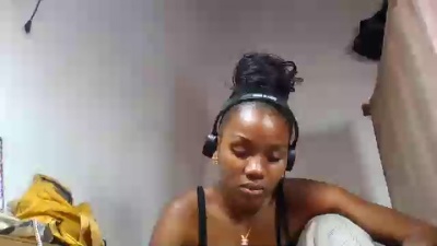 Esmeralda28 live cam on Cam4