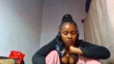 Esmeralda28 live cam on Cam4