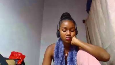 Esmeralda28 live cam on Cam4