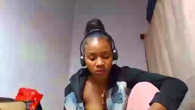 Esmeralda28 live cam on Cam4