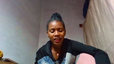 Esmeralda28 live cam on Cam4