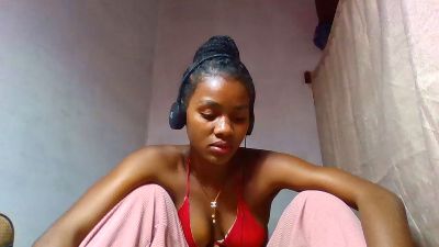 Esmeralda28 live cam on Cam4