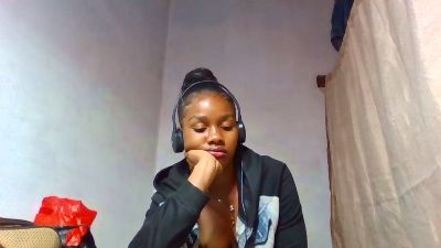 Esmeralda28 live cam on Cam4