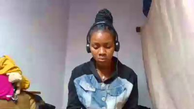 Esmeralda28 live cam on Cam4