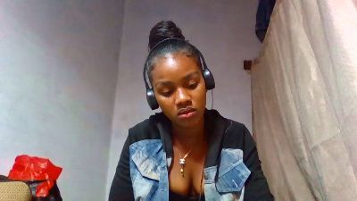 Esmeralda28 live cam on Cam4