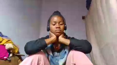 Esmeralda28 live cam on Cam4