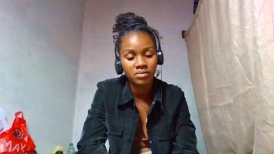 Esmeralda28 live cam on Cam4