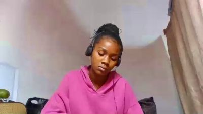 Esmeralda28 live cam on Cam4