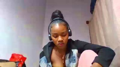Esmeralda28 live cam on Cam4