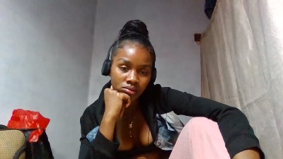 Esmeralda28 live cam on Cam4