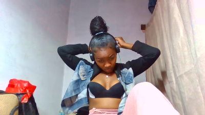 Esmeralda28 live cam on Cam4