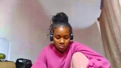 Esmeralda28 live cam on Cam4