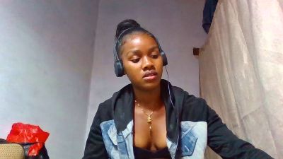 Esmeralda28 live cam on Cam4