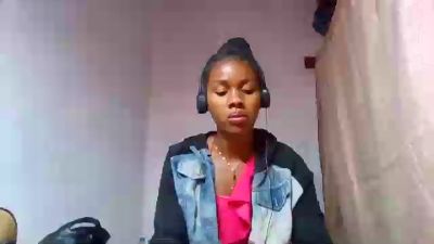 Esmeralda28 live cam on Cam4