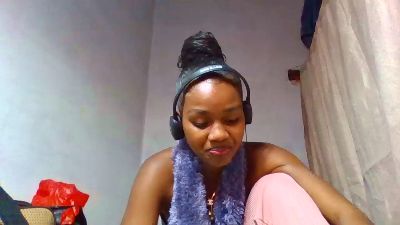Esmeralda28 live cam on Cam4