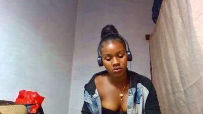 Esmeralda28 live cam on Cam4