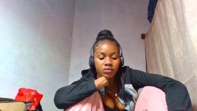 Esmeralda28 live cam on Cam4