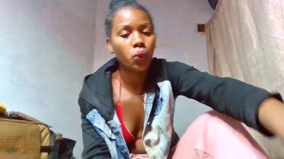 Esmeralda28 live cam on Cam4