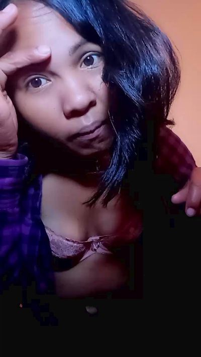 Evachate32 live cam on Cam4