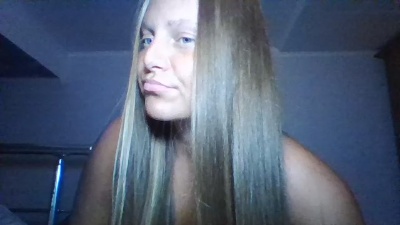Evasapples2025 live cam on Cam4