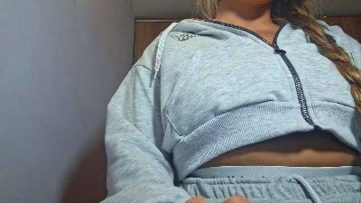 Evasapples2025 live cam on Cam4