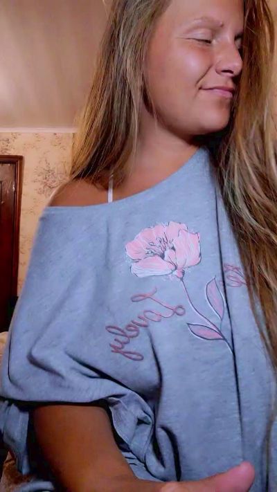 Evasapples2025 live cam on Cam4