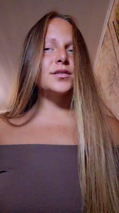 Evasapples2025 live cam on Cam4