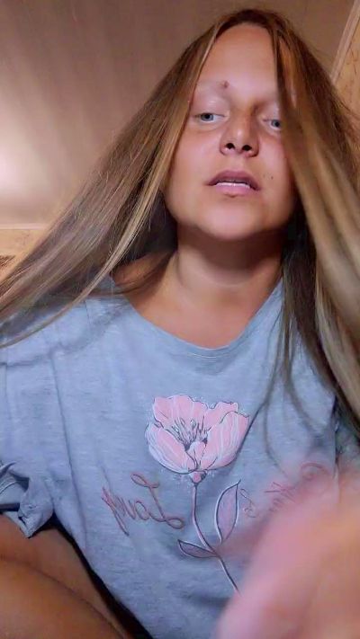 Evasapples2025 live cam on Cam4