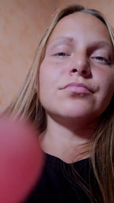 Evasapples2025 live cam on Cam4