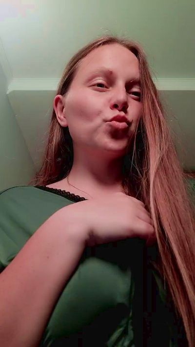 Evasapples2025 live cam on Cam4