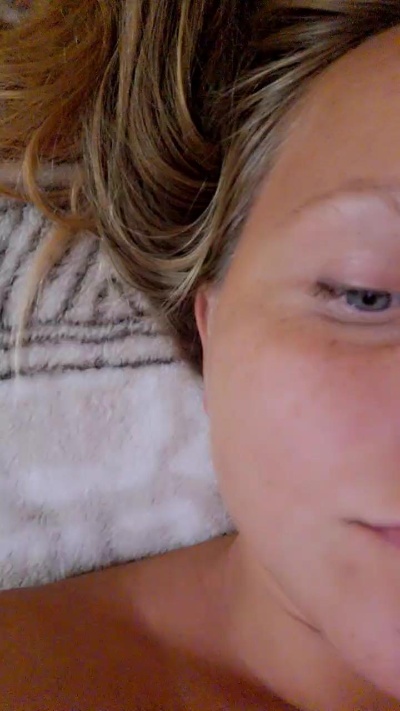 Evasapples2025 live cam on Cam4