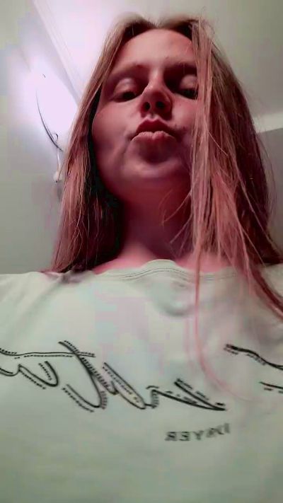 Evasapples2025 live cam on Cam4