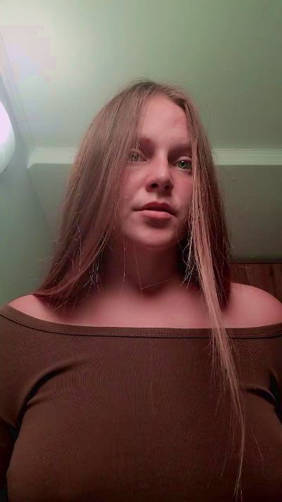 Evasapples2025 live cam on Cam4