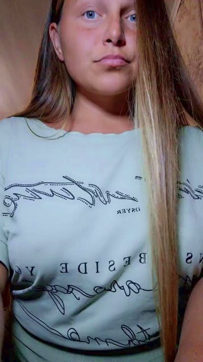 Evasapples2025 live cam on Cam4