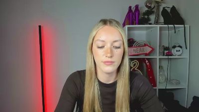 EvelynBlond live cam on Cam4