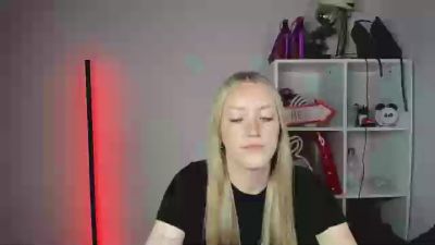 EvelynBlond live cam on Cam4