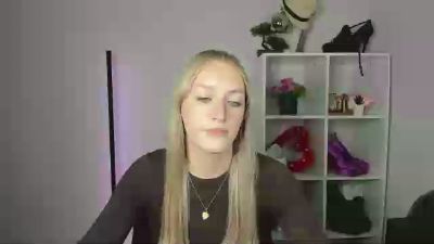 EvelynBlond live cam on Cam4