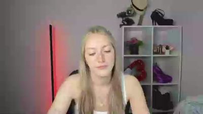 EvelynBlond live cam on Cam4