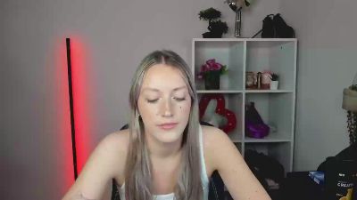 EvelynBlond live cam on Cam4