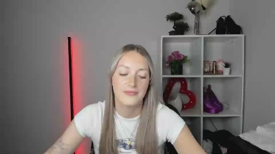 EvelynBlond live cam on Cam4