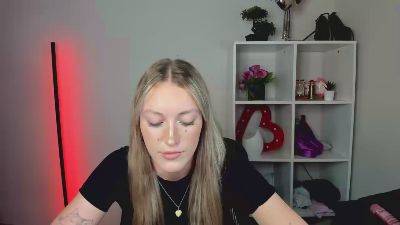 EvelynBlond live cam on Cam4