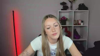 EvelynBlond live cam on Cam4