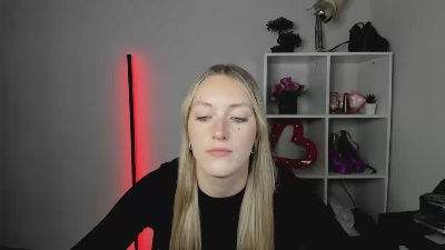 EvelynBlond live cam on Cam4