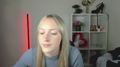 EvelynBlond live cam on Cam4