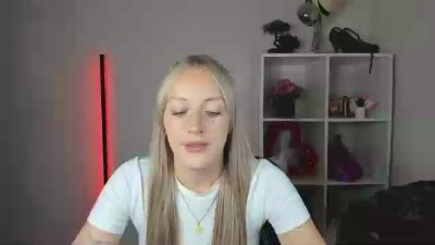 EvelynBlond live cam on Cam4