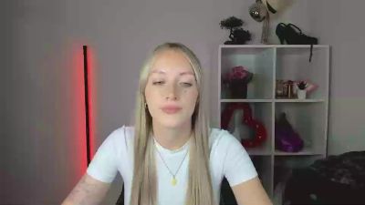 EvelynBlond live cam on Cam4